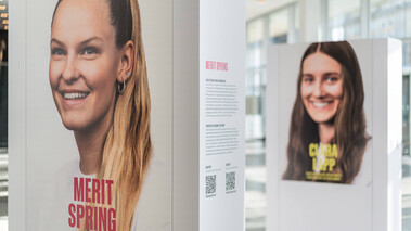 Porträt von Merit Springer auf einem Poster, Teil der Ausstellung Rethinking Physics.